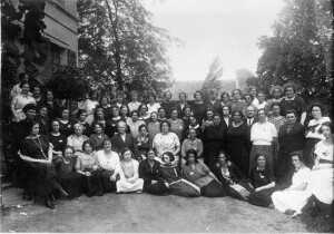 Eerste vrouwenweek in de arbeidershogeschool, Ukkel. Groepsfoto met onder meer J. Stas, M. Spaak, Alice Heyman, Isabelle Blume en Alice Pels.
