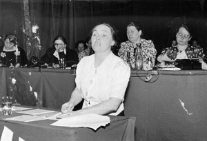 Isabelle Blume tijdens een toespraak in 1938 (© Waro).