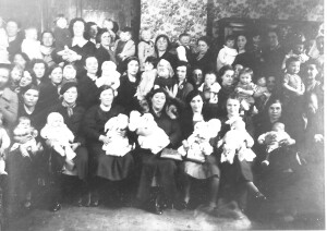 Socialistische vrouwen (SV) en hun werk voor kinderwelzijn van Weleer, Denderleeuw. (1930)