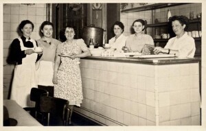 Vrouwen achter de toog tijdens de tentoonstelling 'Leven en Streven der Vrouw', georganiseerd door de Federatie van Socialistische Vrouwengroepen "Groot Gent" in de Vooruit, 1952.